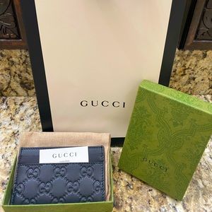 Gucci Signature leather card case w/ original flannel bag, box and store bag.
